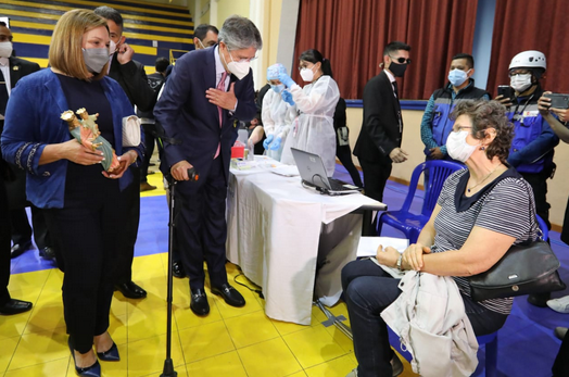 <a href="/LaPosta_Ecu/">La Posta</a> hay como colaborar adonorem para investigar la vacunación de <a href="/LassoGuillermo/">Guillermo Lasso</a> y los contratos con sus #asesoresadonorem <a href="/mariasolborja/">María Sol Borja</a> será que está a la altura? o fue de las que cree en la deontología??