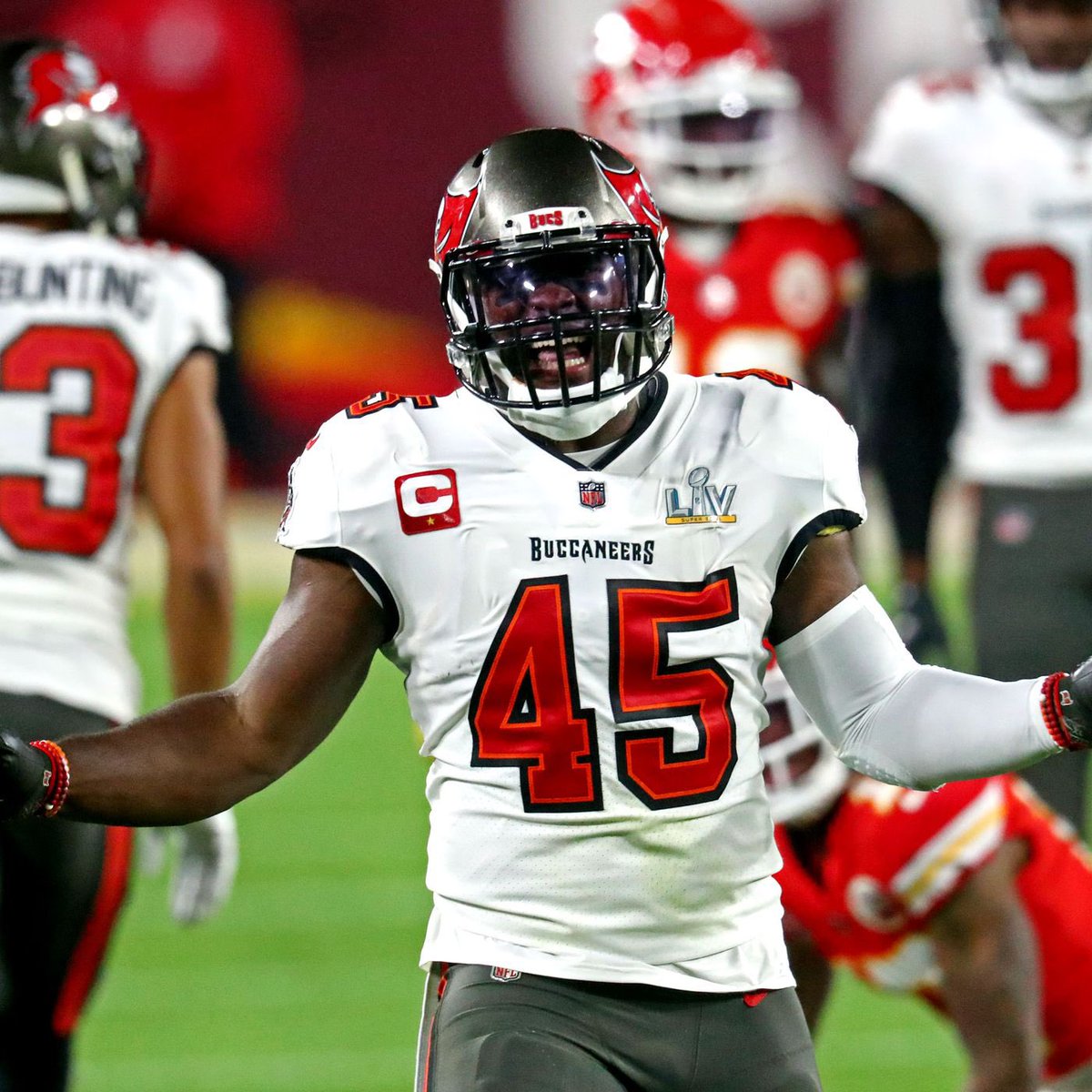 MLFootball's tweet photo. BREAKING: 2019 5th overall pick Pro Bowl linebacker Devin White has requested a trade from the Tampa Bay #Buccaneers, per @JennaLaineESPN of ESPN. 

WOW🤯🤯🤯 https://t.co/M6YhIDCCHN