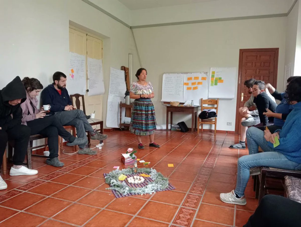 Basoa_Artea's tweet photo. Si sanas tú, sano yo" 🌷
El domingo generamos un espacio de encuentro en Basoa acompañado por Sara Álvarez, sanadora maya, para avanzar en la reflexión sobre el acompañamiento a las defensoras.
#Basoa #Defendatzaileak #BasoaGara #Sanacion https://t.co/un7TwjXYqd