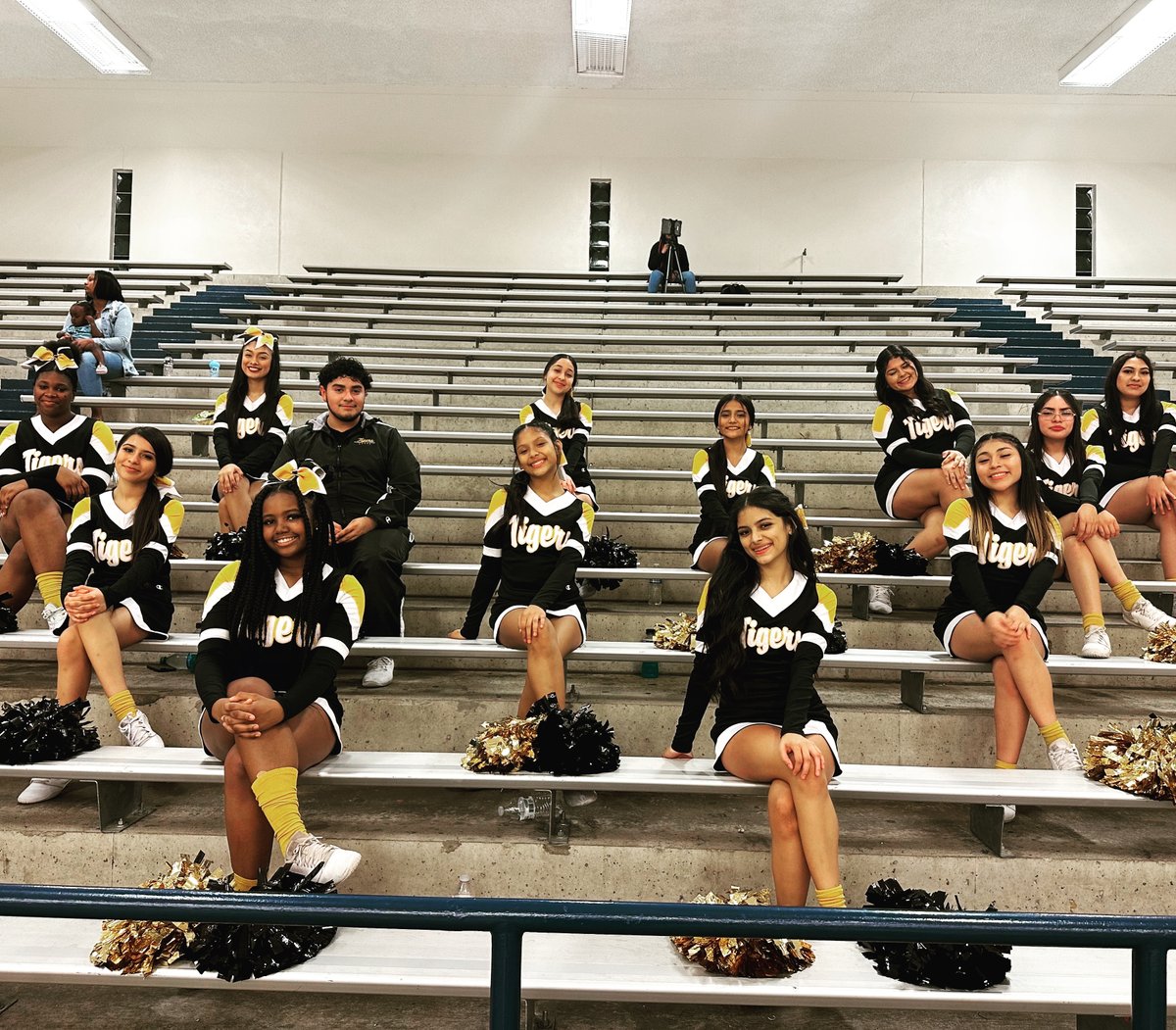 SHMSTC's tweet image. 🎉🐯📣 The #SHMSTC Tiger Cheerleading Team had an amazing school year! We cheered our hearts out and brought the energy to every game and event. 🙌🏼👏🏼 #TigerCheer #SchoolSpirit 🎉🐯📣