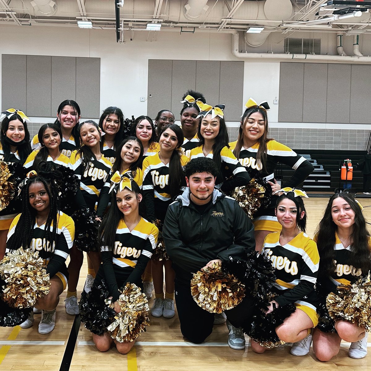 SHMSTC's tweet image. 🎉🐯📣 The #SHMSTC Tiger Cheerleading Team had an amazing school year! We cheered our hearts out and brought the energy to every game and event. 🙌🏼👏🏼 #TigerCheer #SchoolSpirit 🎉🐯📣