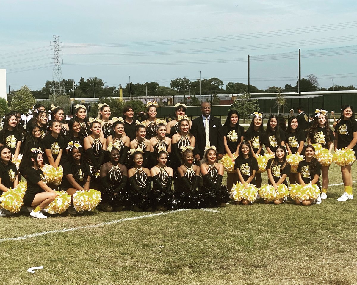 SHMSTC's tweet image. 🎉🐯📣 The #SHMSTC Tiger Cheerleading Team had an amazing school year! We cheered our hearts out and brought the energy to every game and event. 🙌🏼👏🏼 #TigerCheer #SchoolSpirit 🎉🐯📣