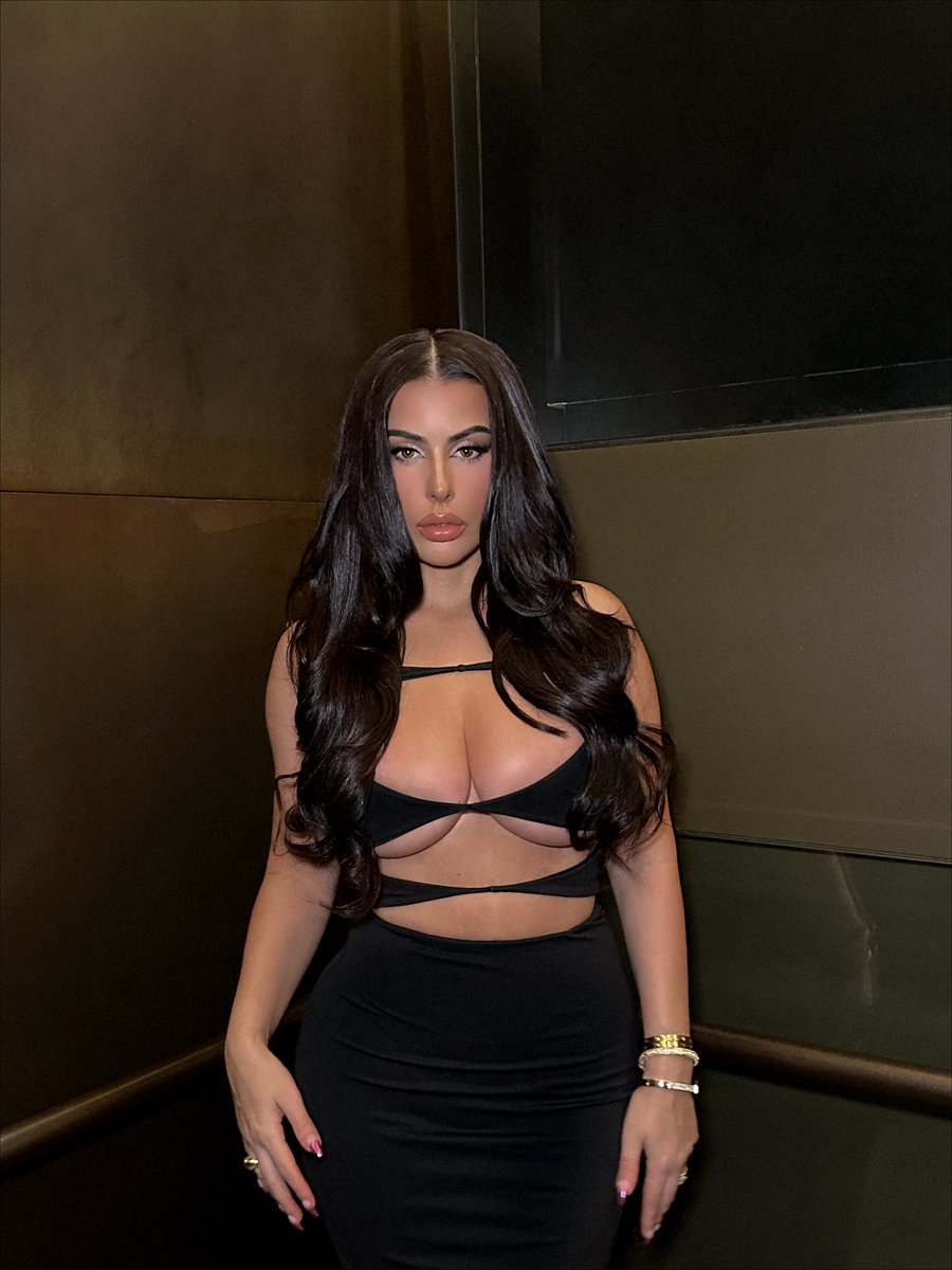 amrezy's tweet photo. loves a little black dress moment 🖤 https://t.co/KwGDgZ4XIH
