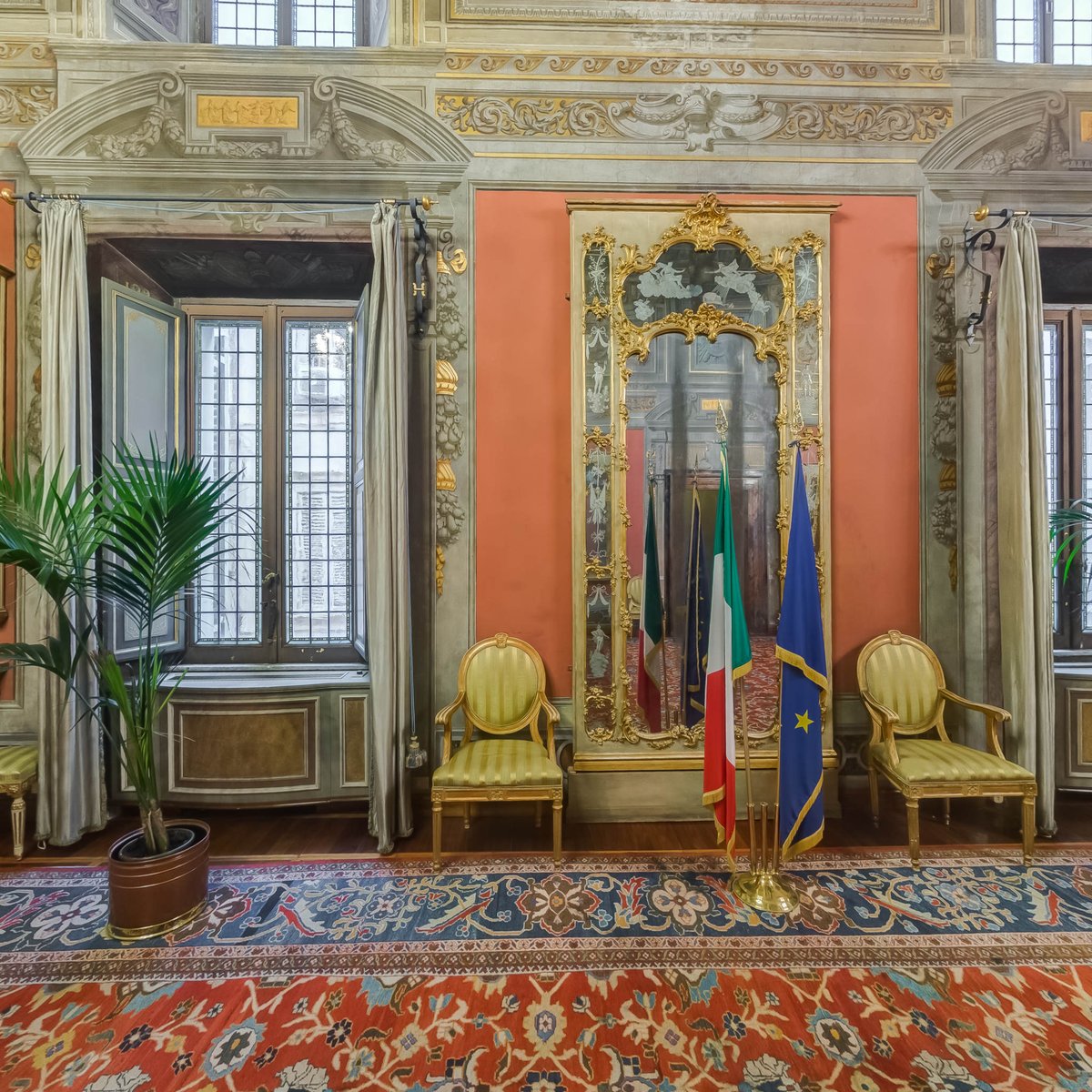 SenatoStampa's tweet photo. #SaladegliSpecchi. In questo raffinato ambiente di #PalazzoGiustiniani il #PresidentedelSenato accoglie le delegazioni in visita. Gli specchi, della metà del XVIII secolo, sono incisi con figure e paesaggi in filigrana "a latticino" #TourVirtuale → https://t.co/J5gUFubD8P https://t.co/WoWt9GIFsz