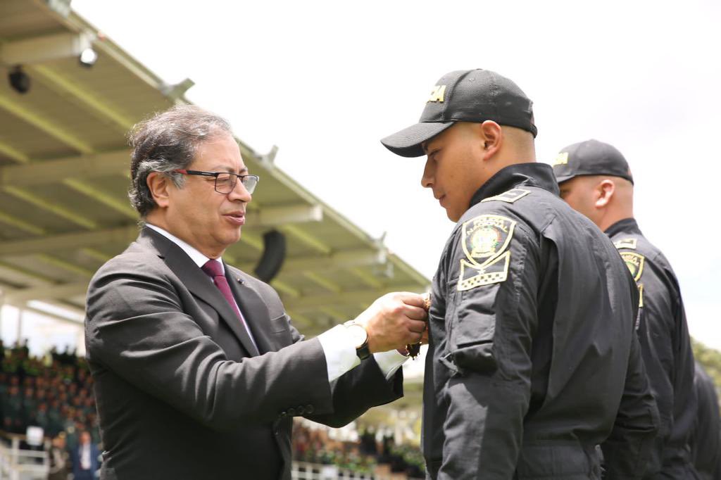SrQuipito's tweet photo. SE CAE OTRA MENTIRA
El presidente @petrogustavo si respeta a nuestra policía nacional. 
El Uribismo vive diciendo que Petro es enemigo de la policía y el ejército. Aquí vemos que es mentira. 
Uribismo mentiroso, mentiroso, mentiroso. https://t.co/siXIYeZh4T