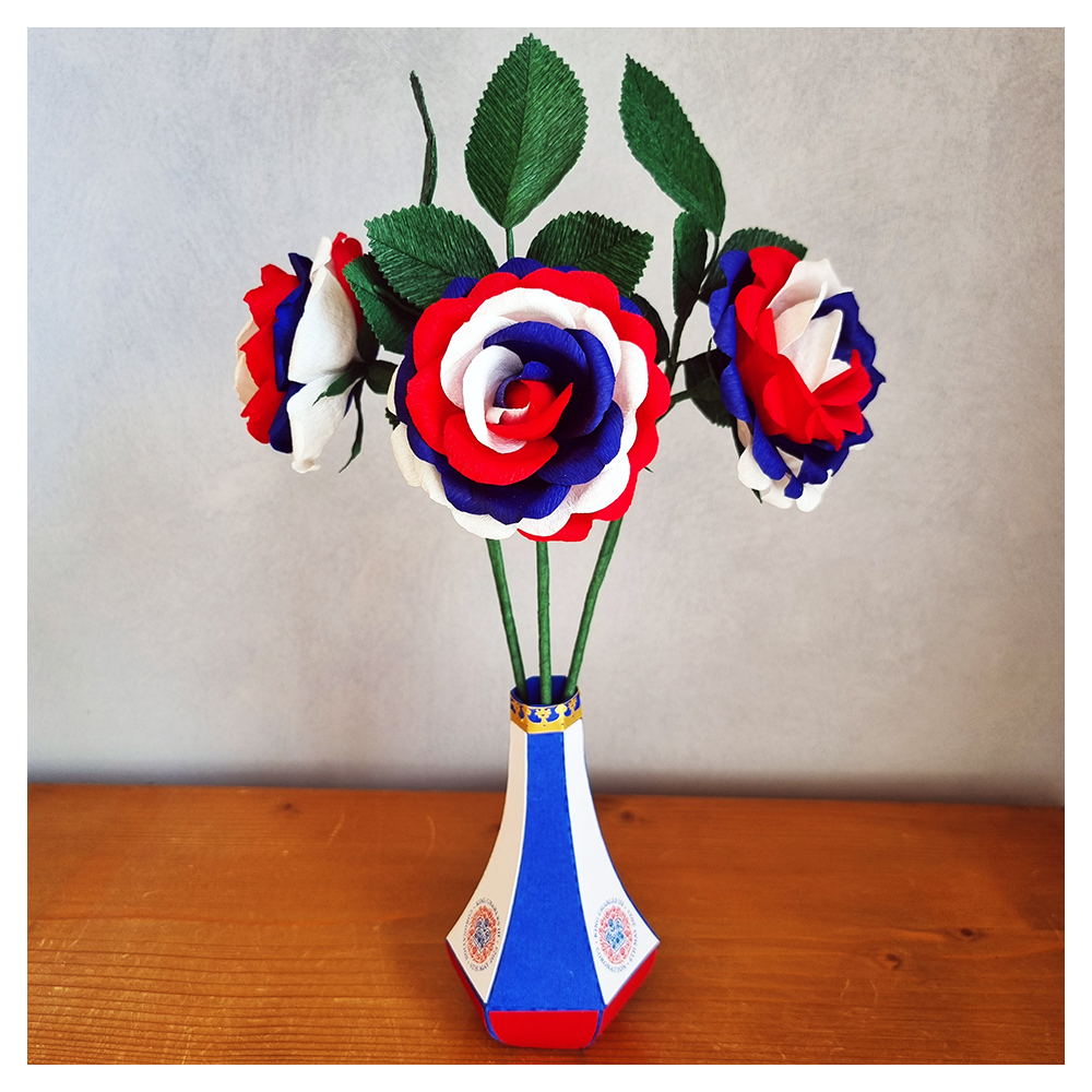 Thank you lovely people! I have decided that the Coronation Roses, in their Coronation Vase, will be on display (either on my stand or in the Gallery Pavilion) and I will be demonstrating the Tudor Rose on the day! You help was much appreciated. 
.
.
.
.… instagr.am/p/Cq57cqGIQ52/