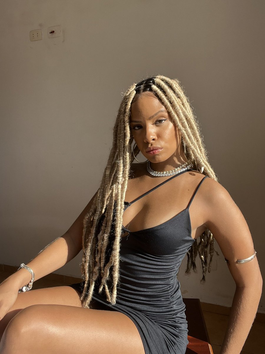 chega ser pecado falar que mulher negra não fica bem loira… rs