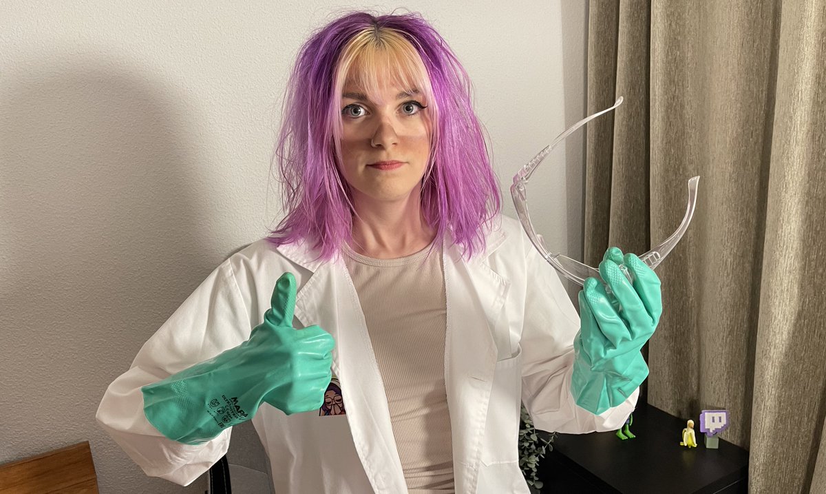 Suzyroxx's tweet photo. 🟣 EN DIRECTO

Soy como las Barbies, hoy toca Suzyentífica 🧪 Hacemos un experimento con Sherezade

- Saludamos al min 12 como gente de bien

- Os enseño mi outfit e ingredientes 

- Hacemos el experimento

- Explota algo

En la morada como siempre 💜 https://t.co/Hbtmv6lt5p