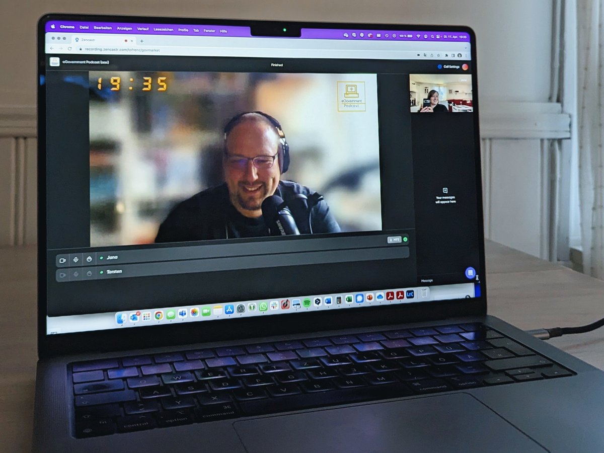 Na ... Was haben wir denn da wohl gemacht? 😄 Danke <a href="/tofrenz/">@tofrenz@chaos.social</a> für das Gespräch. Hat mega viel Spaß gemacht 🙌 freue mich auf unser Treffen beim <a href="/Digitaler_Staat/">Digitaler Staat</a>.

<a href="/eGovPod/">@egovpod@podcasts.social</a> <a href="/GovMarket_DE/">GovMarket</a>