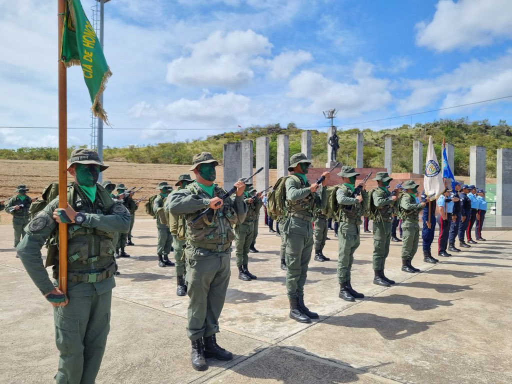 OviedoPSUV's tweet photo. Así vivimos nuestro gran acto del 11 de abril, con momentos únicos que quedarán grabados en la mente de cada guayanés. En la meseta de Chirica está nuestra historia y apegados a ella, nosotros vamos por más.

@NicolasMaduro @CeballosIchaso1 @amarcanopsuv 
#NoPudieronNiPodrán https://t.co/QMpVXPeNfN