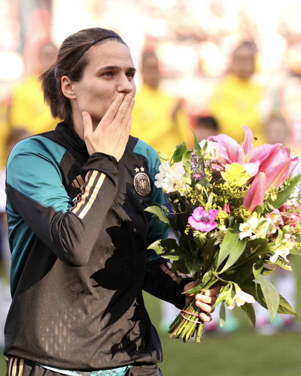 FIFAWWC's tweet image. Danke Maro  🖤❤️💛