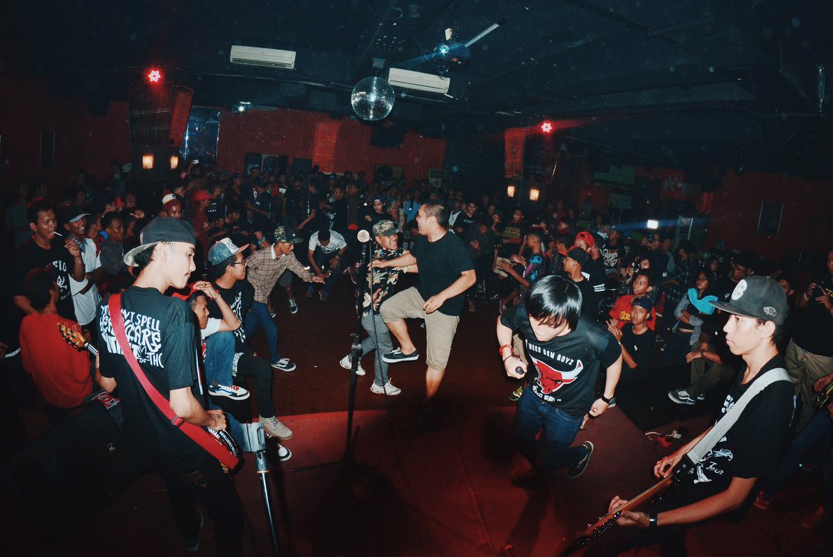 Sekian tahun berlalu, tapi semangat kami tak pernah pudar. Kami masih mengingat momen luar biasa di Maitrin Cafe, ketika kami bertemu dengan penonton yg penuh semangat saling bertukar energi. Krn terlalu crowded jd distop panitia

#ThrowbackMaitrinCafe #1DecadeOfArmAsWeapons