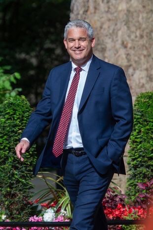 Steve Barclay has refused to negotiate, is on holiday, is offering a 2% ‘pay rise’ with 11% inflation. A 9% PAY CUT.

He and his purposeful inaction is responsible for the next 4 days of chaos in our hospitals.

RT if you think that he and the Conservatives are murdering c*nts.