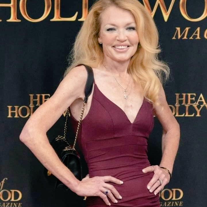 Have a wonderful week ahead!  Keep shining ✨️ #Lisalenor #Actresslife #modellife #heartofhollywoodmagazine #redcarpet #lisalenorallnaturalmodel #blessed #California #publishedmodel