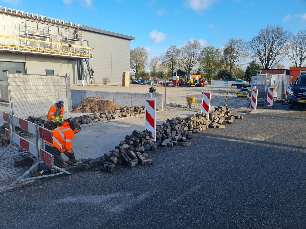 SGWbouw's tweet photo. Vandaag zijn we gestart in Bunschoten met het aanbrengen van verharding rondom een bedrijfsgebouw. 700m2 betonstraatsteen en 1000m2 betonplaten met bijkomende werkzaamheden. https://t.co/pFtBBjQv8U