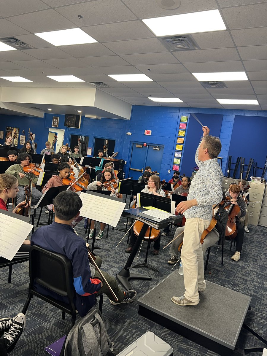 ClassenOrch's tweet photo. We had a fantastic morning with Maestro Alexander Mickelthwate of the Oklahoma City Philharmonic!  Thank you so much for giving of your time, talents, and energy super early on a Tuesday morning. We are so grateful! @OKCPSArts @OKCPS @FoundationOKCPS @ClassenSASOKC https://t.co/flBiz5Is0T
