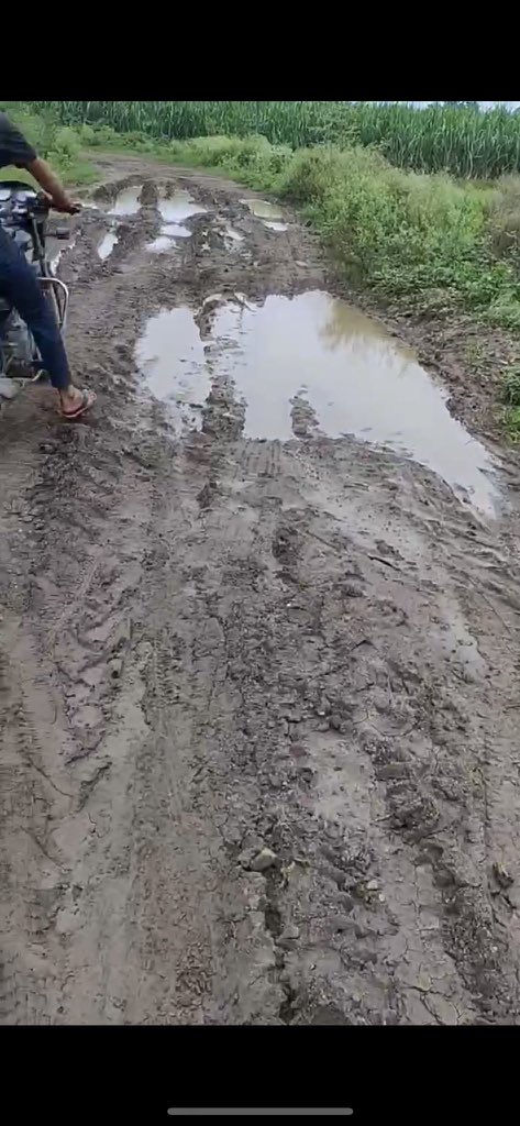 Neeteshpatel8's tweet photo. @nitin_gadkari माननीय महोदय,
बड़े दुःख के साथ आप को बताना पड़ रहा है की मध्यप्रदेश के जिला नरसिंघपुर, तहसील ग़ोटेगाँव (ओबी रोड से बेलखेड़ी पोनिया को जाने वाला मार्ग) की ग्राम पंचायत पोनिय, डूंगरिया के ग्राम बेलखड़ी (टिकरी)में आज़ादी के इतने साल बाद भी सड़क का निर्माण नही हुआ हैं https://t.co/E3GSryIa7Y