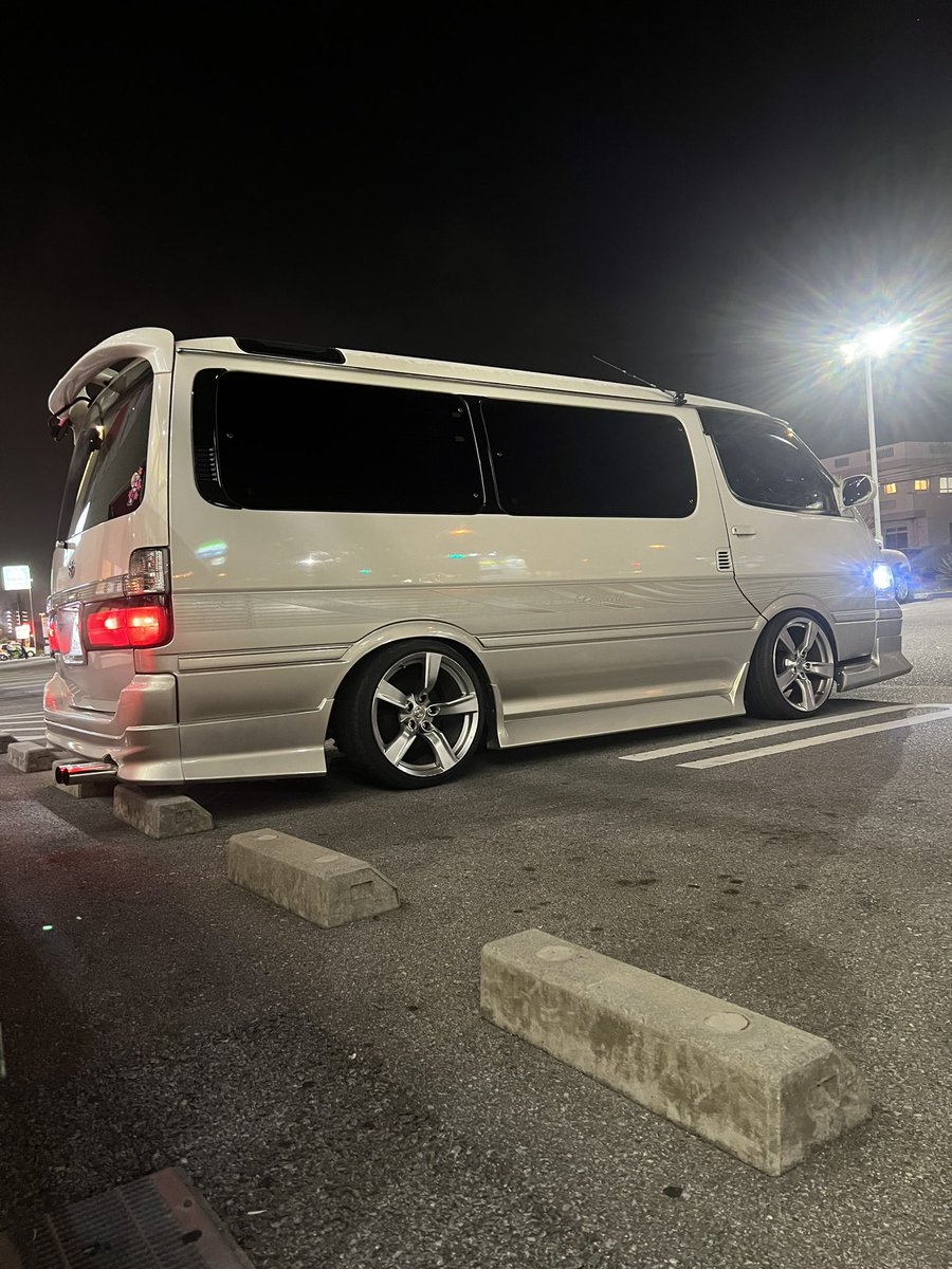 Daaiki8008's tweet photo. 納車から現在色々と変わった！念願の純正エアロ👍
昨日エアロ届いてエアロ塗るついでに腰下も塗りました😁
#100ハイエース
#フルスモ
#純正エアロ https://t.co/Arl1AIwVek