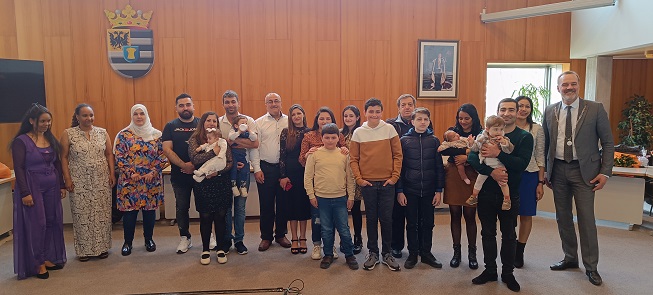 stadskanaal_nl's tweet photo. Tijdens de naturalisatieceremonie afgelopen donderdag mocht een aantal Knoalsters de Nederlandse nationaliteit in ontvangst nemen. Burgemeester Klaas Sloots heeft het Nederlanderschap uitgereikt aan 12 volwassenen en 7 kinderen. Van harte gefeliciteerd! 🧡 #Leeft #Naturalisatie https://t.co/A6D4WEofFE
