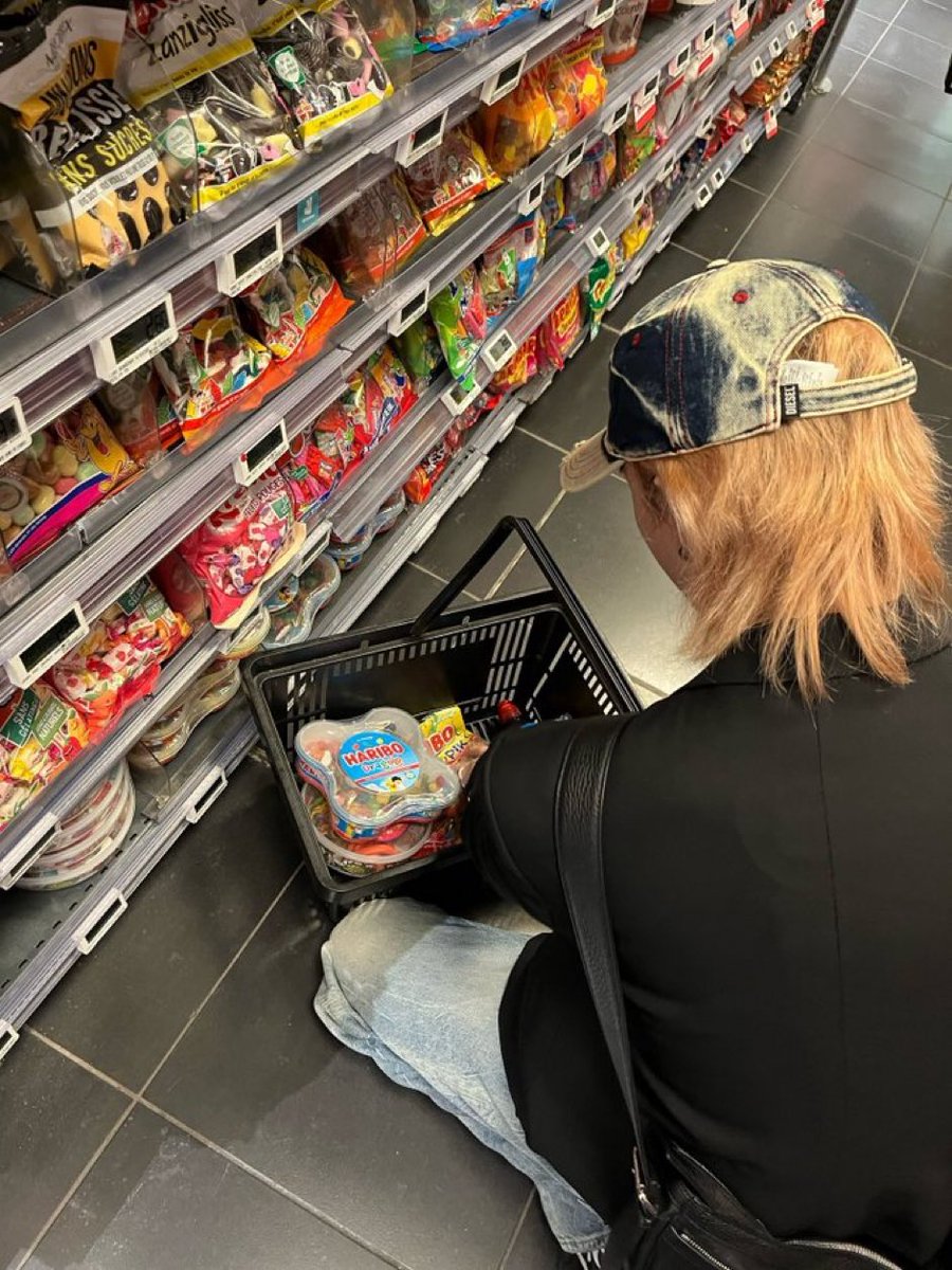iambangchannie's tweet photo. genre là tu vas à la supérette du coin et tu croises hyunjin qui dévalise le rayon bonbons https://t.co/CS2KfNhfnb