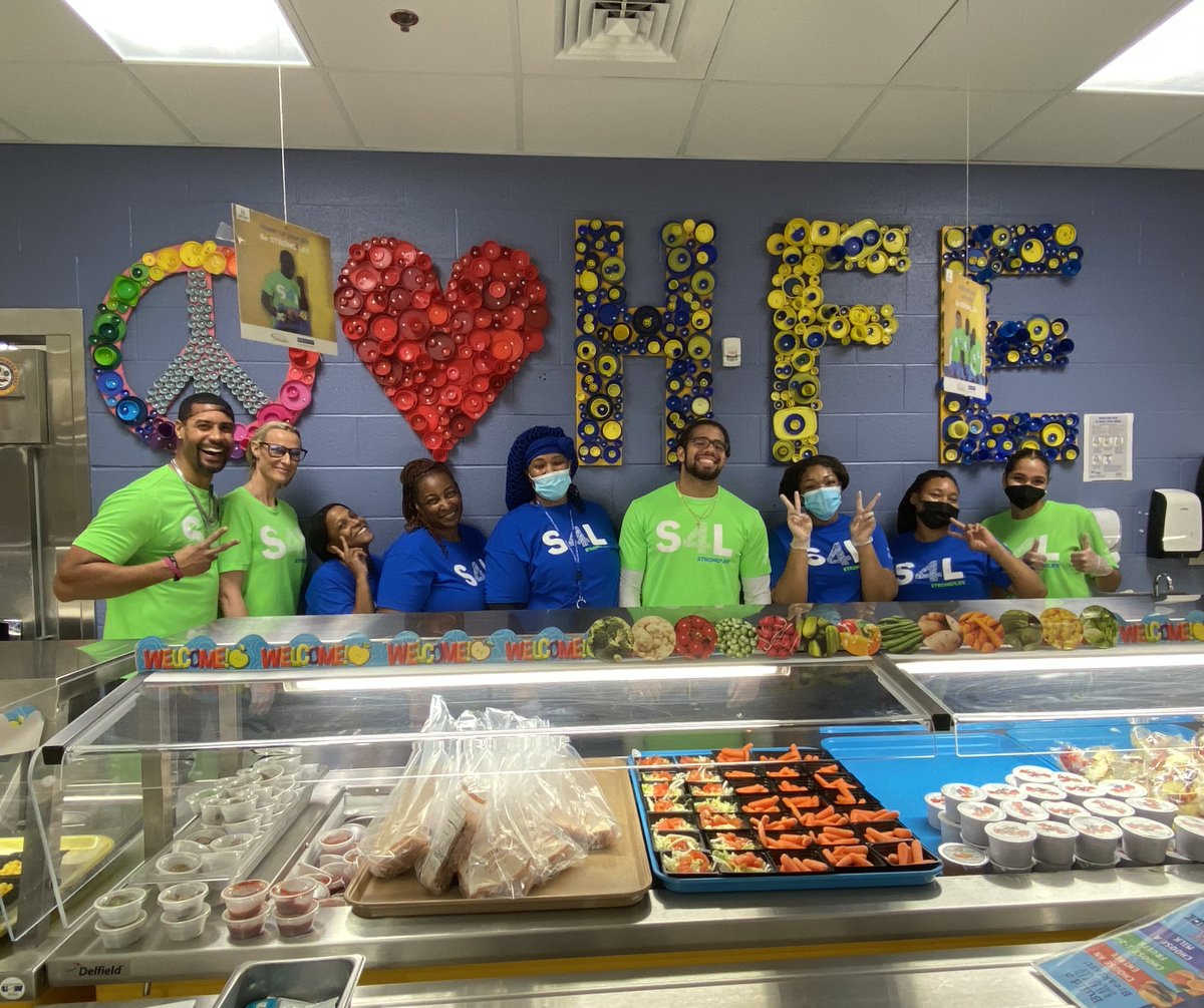 FCSNutrition's tweet photo. We have the best #Strong4Life Team ๐ช4๏ธโฃโค๏ธ
Our students have so much fun seeing you promote the four healthy habits in our schools. Thank you for spending time in the gym during PE classes & serving lunch to students! #FuelingGA #GSNAHeartbeat https://t.co/o4UmhqWd9Y