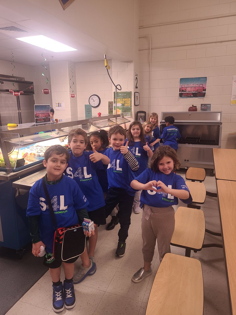 FCSNutrition's tweet photo. We have the best #Strong4Life Team ๐ช4๏ธโฃโค๏ธ
Our students have so much fun seeing you promote the four healthy habits in our schools. Thank you for spending time in the gym during PE classes & serving lunch to students! #FuelingGA #GSNAHeartbeat https://t.co/o4UmhqWd9Y