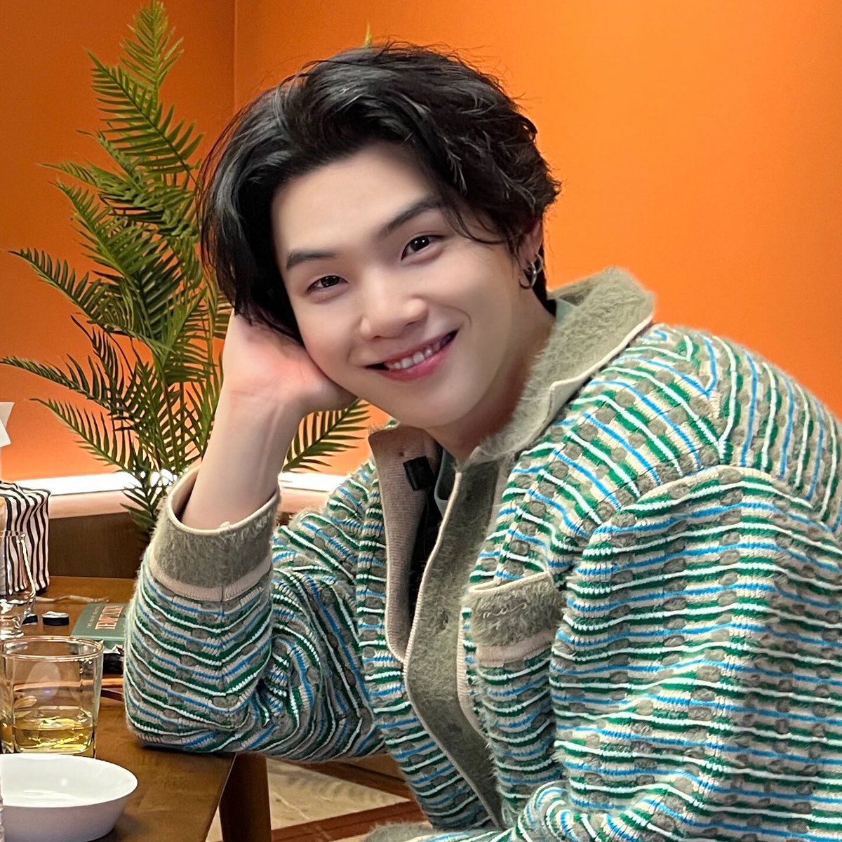 namedillegirl's tweet photo. why yoongi look fresh as a daisy while yeonjun falling aparthshdjsjdj https://t.co/gcXShoAeRu
