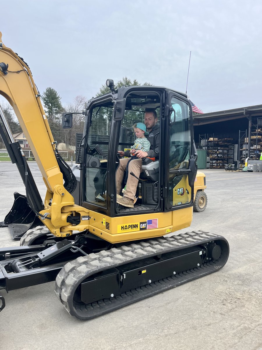 HOPennMachinery's tweet photo. It was a Good Friday for Coleman Landscaping. Matt Coleman getting assistance from his family taking delivery of this 305 this past Friday.
#hopenncat #coleman_landscaping_inc #hopenn #caterpillar https://t.co/8OuyOXxpC2