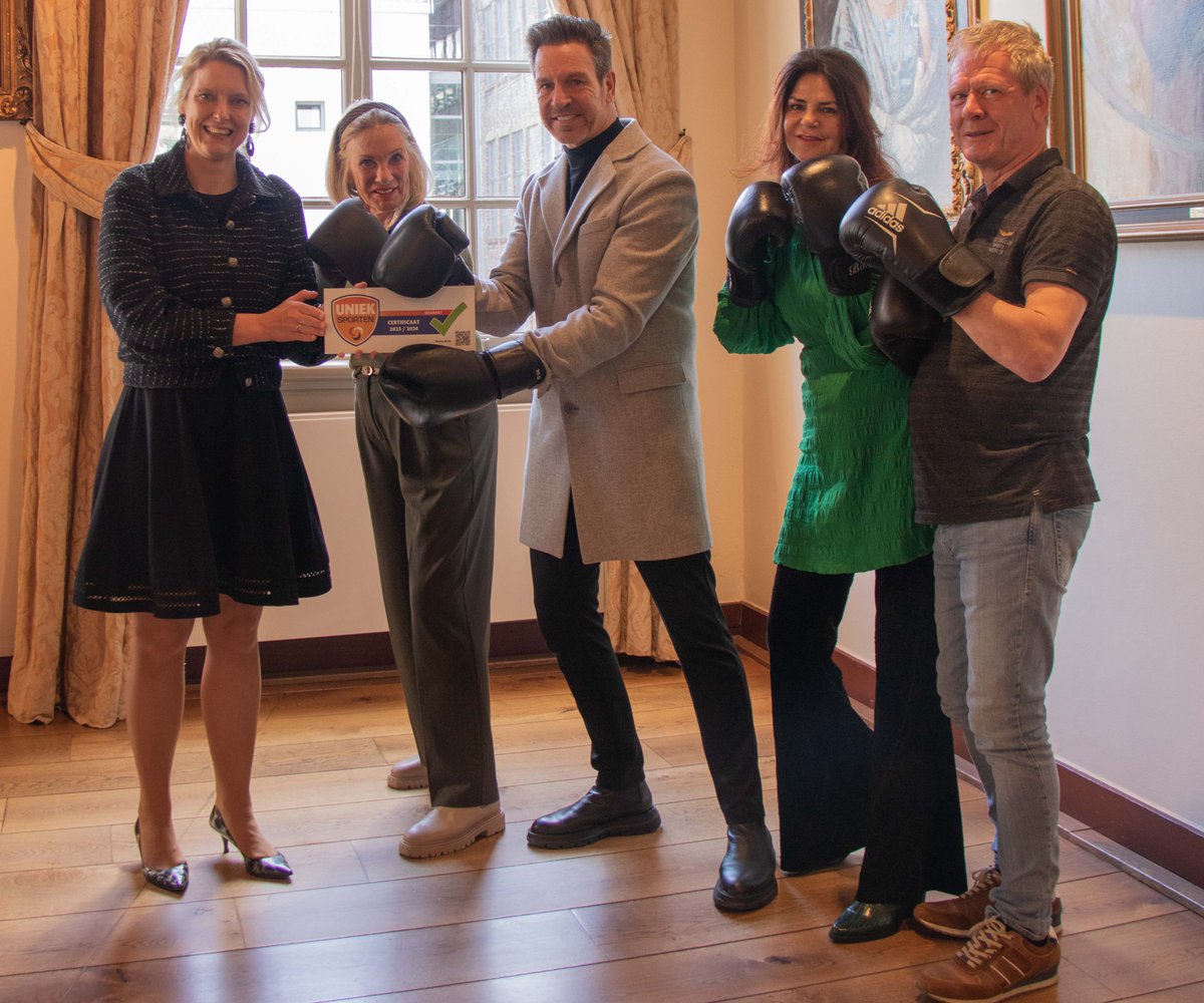 Sportclub @BoxingBoldy ontving als eerste club <a href="/shertogenbosch/">'s-Hertogenbosch</a> het <a href="/unieksporten/">Uniek Sporten</a> Certificaat. Een inspirerend voorbeeld. Vandaag op @wereldparkinsondag feliciteert wethouder <a href="/MariannevdSloot/">MariannevanderSloot</a> hun. "Jullie aanpak werkt". #trots #jekuntmeerdanjedenkt #inclusie