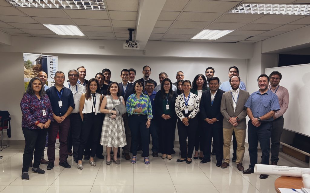 sernageomincl's tweet photo. ENCUENTRO: Ministra de minería, @MarcelaHernando , se reunió con directores regionales y jefes de oficinas técnicas de @Sernageomin para conversar sobre objetivos y estrategias en las áreas de minería y geología, durante el encuentro de representantes regionales del Servicio. https://t.co/JC954jYauj