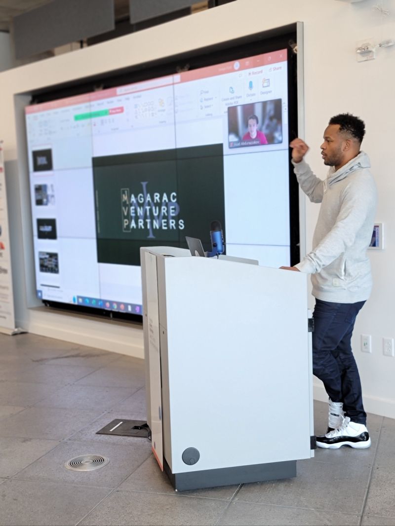 CMUSwartzCenter's tweet photo. Last Friday, we welcomed former Pgh Steeler & @magaracvc partner @_W__J__A_ Will Allen for an inspiring talk w/ our Swartz Fellows & Innovation Scholars students! Will spoke about his journey to entrepreneurship and life lessons learned from football to investing! #swartzcenter https://t.co/kKR4IYSPJL
