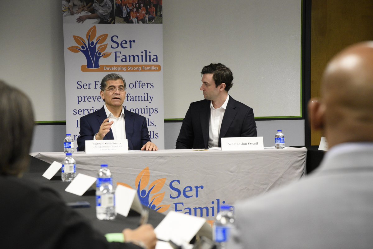 SecBecerra's tweet photo. Visité @SerFamiliaInc en Atlanta con @SenOssoff. 

@POTUS está poniendo a la gente en primer lugar: Si necesita pruebas, no busque más allá de sus recibos para el costo de sus vacunas, su insulina y muy pronto algunos de los medicamentos más caros del mercado. https://t.co/jKPWDMgrPI