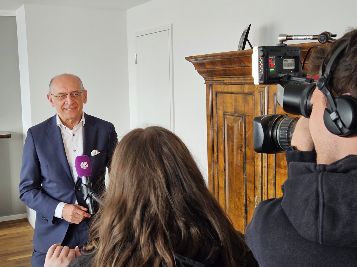 GregorScheller's tweet photo. Soll der Schutz von #Geldautomaten vor Sprengungen gesetzlich verpflichtend werden? Dazu habe ich heute für @sat1bayern einen O-Ton abgegeben. Zu sehen und zu hören heute ab 17:30 Uhr oder in der Mediathek. https://t.co/B0x5HphzFs