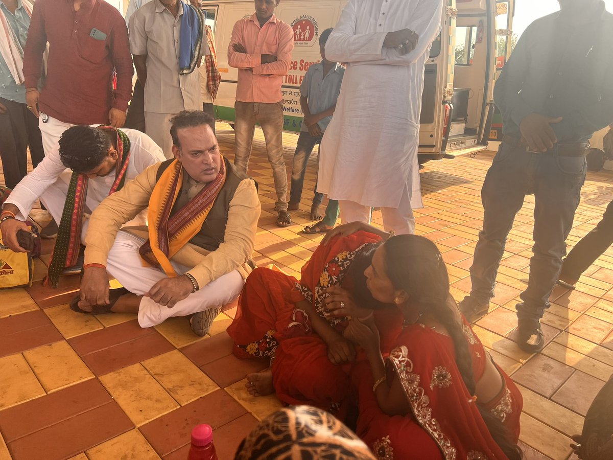 ShrivasGouri's tweet photo. रसोईया संघ की दलित बहन नीलू ओग्रे को प्रशासन ने इस तरह गिरफ़्तार किया असली फ़ोटो को मै दिखा नही सकता बेहद आपत्तिजनक ।धरना स्थल पहुँचने पर मिलकर फूट फूटकर रोई बहन।आंदोलन जारी रखने संबल प्रदान किया। @BJP4CGState @drramansingh @ArunSao3 @yagnyawalky @thealokputul @India_NHRC https://t.co/CzVDwuJhHe