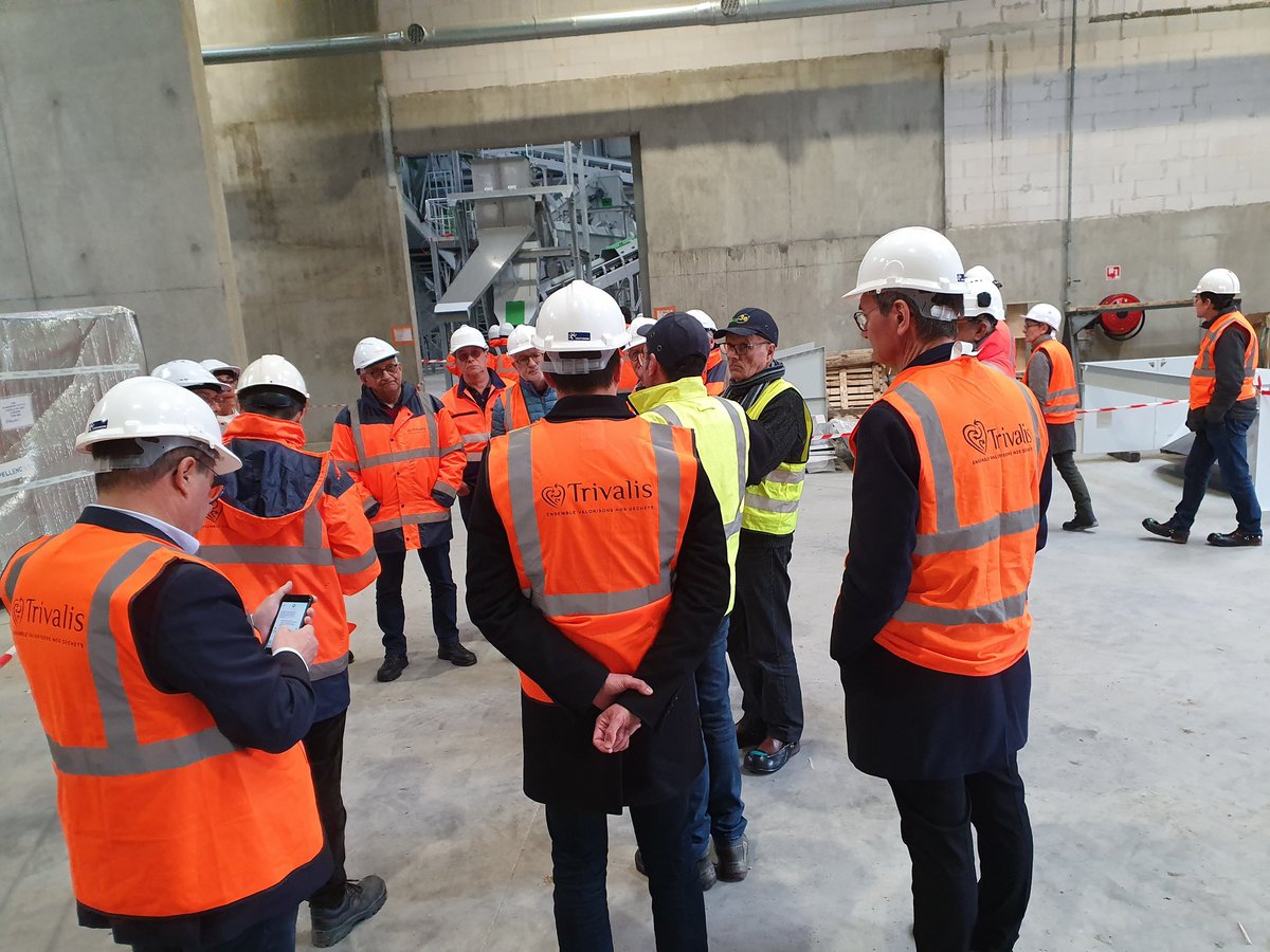 Les élus de <a href="/trivalis/">Trivalis</a>, de Valor3E et de #Pornic Agglo Pays de Retz visitent le chantier de l'unité de fabrication de #CSR à Saint-Christophe-du-Ligneron. Leur première commission de #coopération se déroule sur le site de Trivalandes, lieu de production de CSR.