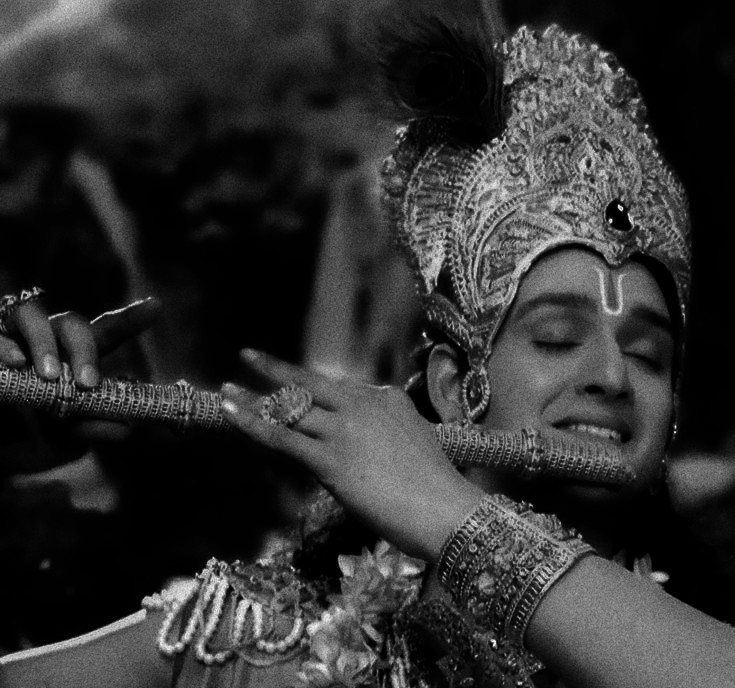 — chaand teri roshni ka halka sa ik saaya hai!  🤍🌙