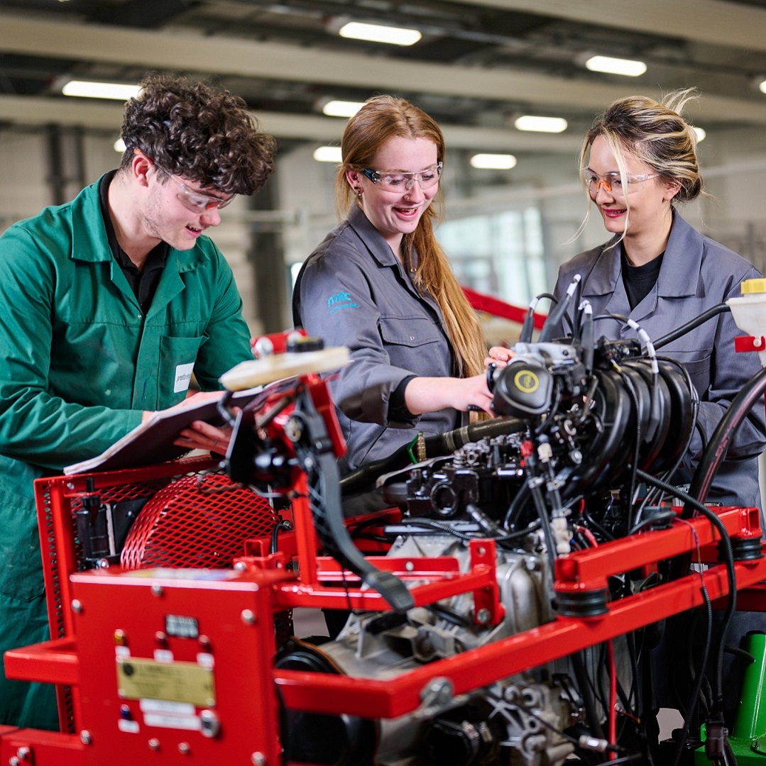 OAS_UKAEA's tweet image. Don&apos;t miss our final Open Evening before autumn on 20th April! Tour our facilities, view our programme, and speak to current #apprentices, employers and the training team. Sign up today: ow.ly/6iJf50NBbxx

#EngineeringApprenticeship #OpenEvening #Engineering