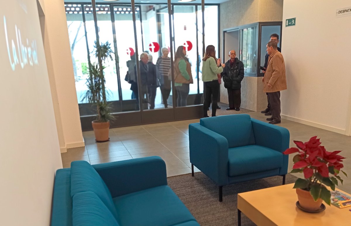 FundacioFibs's tweet image. 🤙Una de les nostres veïnes compromeses d l'#EdificiAdelaBarquín és la lsabel, qui ha obert les portes del seu habitatge a les persones que ens van visitar a #PortesObertes. Moltes gràcies Isabel!🙏

La Isabel ha creat una #llar acollidora i plena de personalitat 🛋️.

#comunitat