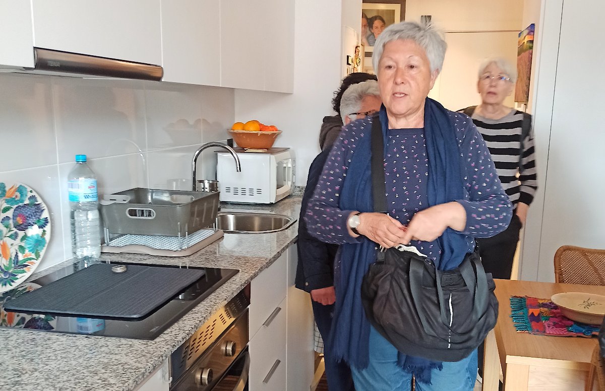 FundacioFibs's tweet image. 🤙Una de les nostres veïnes compromeses d l'#EdificiAdelaBarquín és la lsabel, qui ha obert les portes del seu habitatge a les persones que ens van visitar a #PortesObertes. Moltes gràcies Isabel!🙏

La Isabel ha creat una #llar acollidora i plena de personalitat 🛋️.

#comunitat