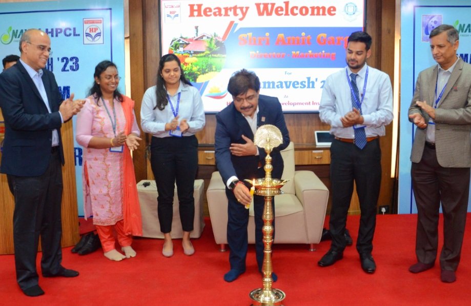 HPCL's tweet photo. Joining #HPCL comes with great responsibility, with every assignment being a unique opportunity to contribute towards building a better future for Organisation &amp; Society as a whole
Sh Amit Garg our Dir~Mktg in his inaugural interction with newly joined Officers at Samavesh #HPMDI https://t.co/sxSYFAj0Mj