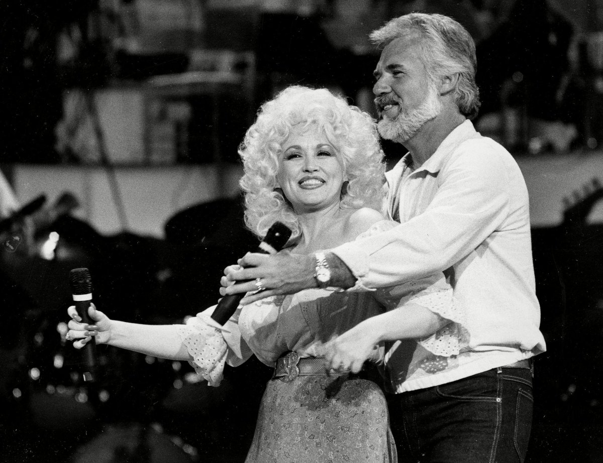 elsotaescala's tweet photo. #bersions
328.- #Constantines with #Feist -2008- "Islands in the Stream" (#BarryGibb, #MauriceGibb, #RobinGibb) #KennyRogers with #DollyParton -1983-
https://t.co/3N4yCZtPkj https://t.co/17ljskEs8f