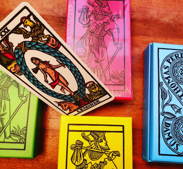 #TarotPerino parti hier en réimpression ! 4 coloris différents pour le coffret ! Cartes grand format 17cmx9cm ! Livre de 128 pages !
Livraison offerte !
Arrivage chez vous dès la fin du mois d'avril !
Derniers coffrets disponibles en pré-commande ici : 
lefeusacre-editions.com/commander/#TAR…
