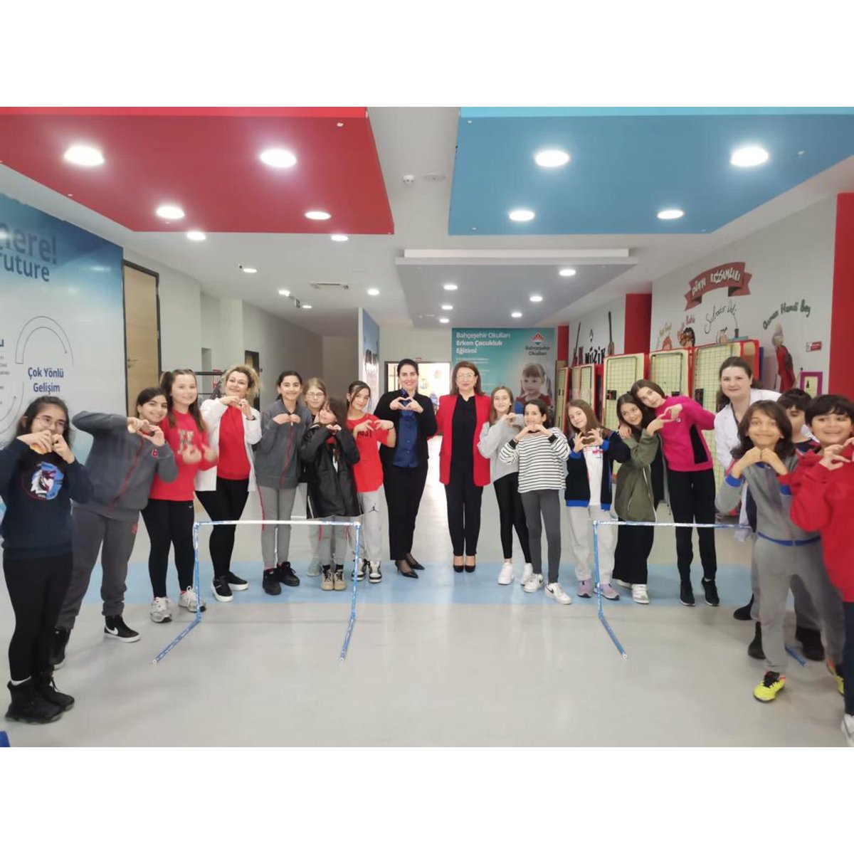 BlkBahcesehir's tweet photo. 10-17 Nisan Kalp Sağlığı Haftası etkinlikleri kapsamında okulumuzu ziyaret eden Değerli Velimiz Balıkesir Üniversitesi Kardiyoloji Uzmanı Dr. Elçim Yıldırım'ın bilgilendirme semineri ile başlayan programımızı spor etkinliklerimiz ile tamamladık.💙❤️ @BuketAdiguler https://t.co/6i2MJvwG8y