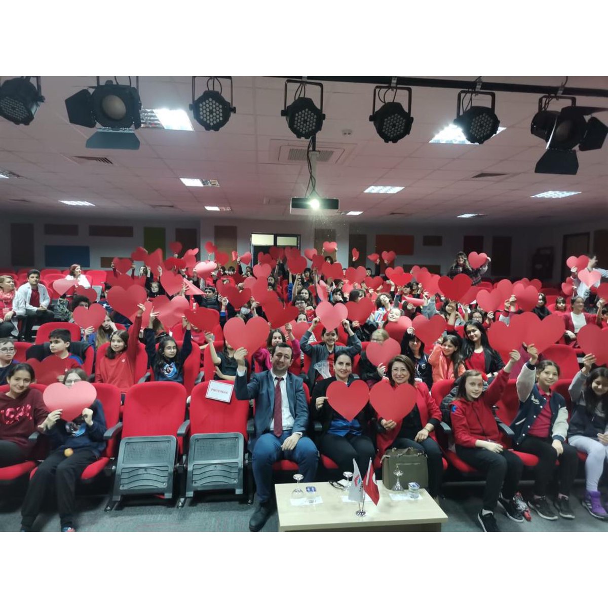 BlkBahcesehir's tweet photo. 10-17 Nisan Kalp Sağlığı Haftası etkinlikleri kapsamında okulumuzu ziyaret eden Değerli Velimiz Balıkesir Üniversitesi Kardiyoloji Uzmanı Dr. Elçim Yıldırım'ın bilgilendirme semineri ile başlayan programımızı spor etkinliklerimiz ile tamamladık.💙❤️ @BuketAdiguler https://t.co/6i2MJvwG8y