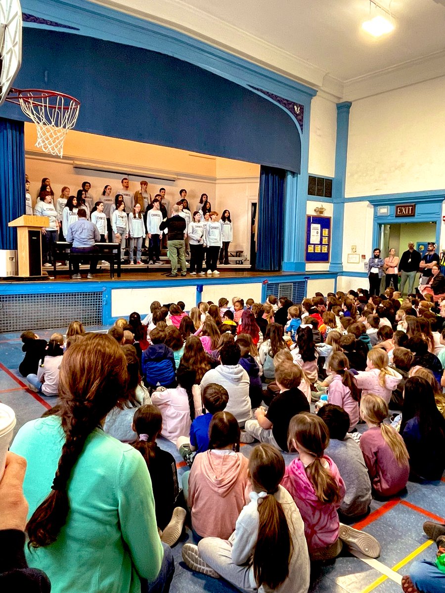HadleySPS's tweet photo. Thank you to the SHS chorus for giving our Hadley students an amazing performance! Thank you Mr. Pearse and Mr. Rovi 🎤🎵🎹 https://t.co/snnE40pPYx