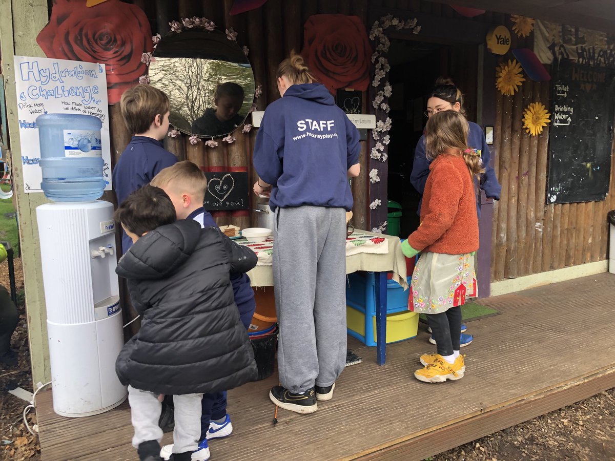 hackneyplay's tweet photo. What better on a cold Easter playscheme afternoon that hearty homemade soup and chunky sourdough bread. #hackneyHAF #HAF2023 https://t.co/db15rCIbeV