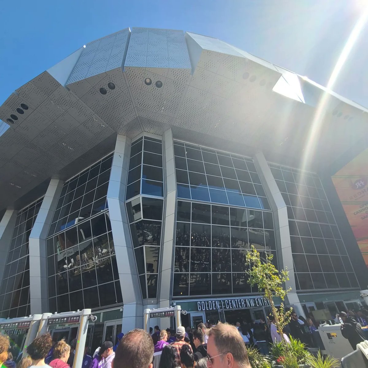 g_pasqualicchio's tweet photo. Incredible to be back in SAC after 9 years. 

These guys look the same, but the Kings look a lot different (just not in this game). https://t.co/sSqdEU5woL