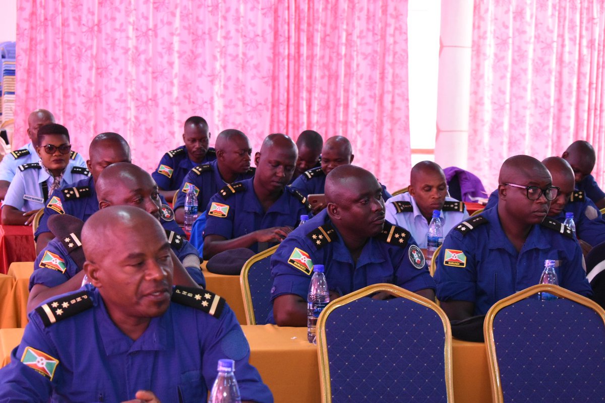 MagazineJimbere's tweet photo. 🧑🏾✈️ Après les formations dans régions de Police ouest, est, nord et sud préparées par le consortium des organisations Initiative #ICB, @CENAP_bi, #BLTP, @YBurundi et #Jimbere conjointement avec l'@InterpeaceTweet, à l'intention des cadres policiers ce 11/04/2023, s'est entamée une formation dans la région centre de police à @Gitega
⏳ Cette formation qui porte sur la protection communautaire, les #HumanRights et la collaboration entre tous les acteurs de sécurité s'étendra sur 3 jours
#Burundi