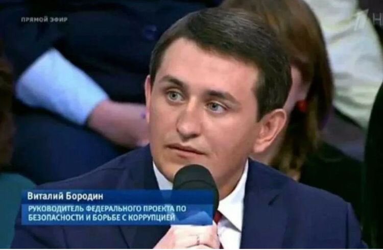 Nevzlin's tweet photo. Этот мерзавец написал донос на Лию Ахеджакову. Подлец, которому нет оправданий. Надеюсь, что его настигнет кара если не в этой жизни, то высшего суда. 

Активист Виталий Бородин обратился к генпрокурору РФ с просьбой возбудить в отношении актрисы Лии Ахеджаковой дело по нескольким статьям Уголовного кодекса. Текст обращения распространил телеграм-канал «Кровавая барыня».

Доносчик попросил возбудить в отношении Лии Ахеджаковой уголовное дело по статьям о государственной измене, «дискредитации» армии РФ и возбуждении ненависти либо вражды. Также он призвал объявить ее «иностранным агентом» и лишить ее государственных наград и званий.