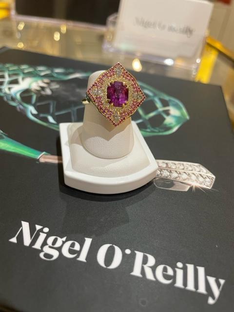 ashfordcastle's tweet image. La Silla, an @oreillygldsmith Signature Ring, at The Boutique inside #AshfordCastle.

The ring took 9 weeks to create inside #NigelOReilly’s studio in Mayo, a short drive from us here in Ashford.

#MakeTravelMatter #RedCarnationHotels #VisitMayo #WildAtlanticWay #ShopIrish